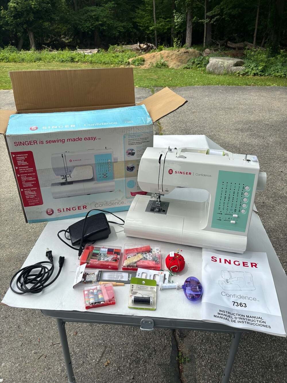 Singer Confidence 7363 Sewing Machine with Accessories and Box